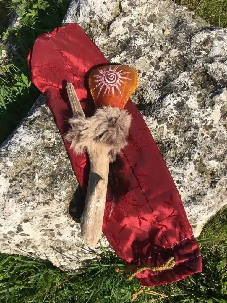 Hochet chamanique pour appeler les pouvoirs de l'élément feu